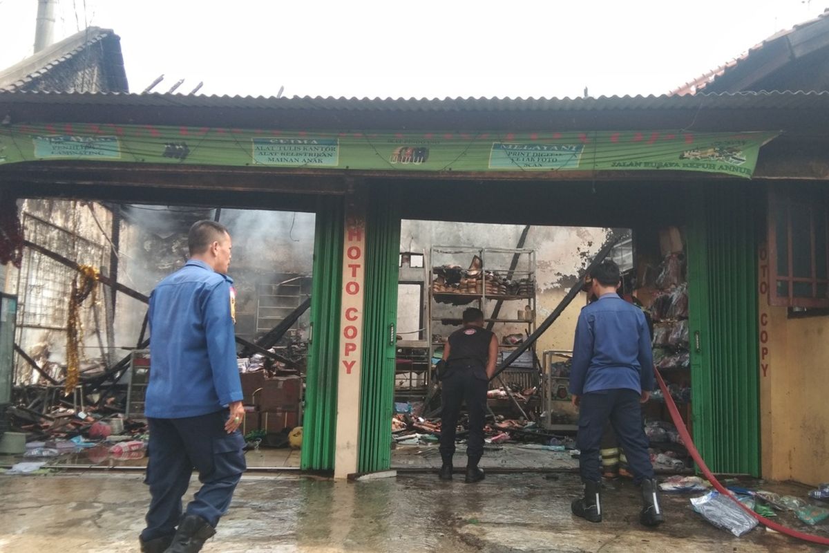 Sebuah tempat foto copy di Kampung Kepuh Annur, RT 002, RW 006, Kelurahan Karangpawitan, Kabupaten Karawang dilalap si jago merah, Rabu (3/8/2022).