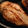 5 Cara Hangatkan Dada Ayam Filet Tanpa Membuatnya Kering