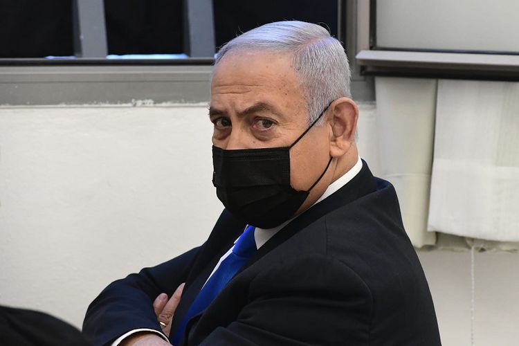 Perdana Menteri Israel Benjamin Netanyahu meninjau sebelum sidang di pengadilan distrik di Yerusalem, Senin, 8 Februari 2021.