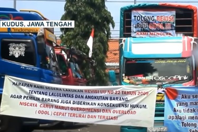 Ratusan supir truk melakukan demo di Kudus, Jawa Tengah untuk menolak kebijakan ODOL oleh pemerintah