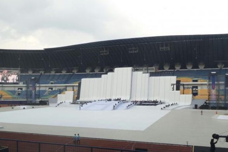 Suasana Stadion Gelora Bandung Lautan Api (GLBA), Bandung, menjelang pembukaan PON XIX/2016 pada Sabtu (17/9/2016).