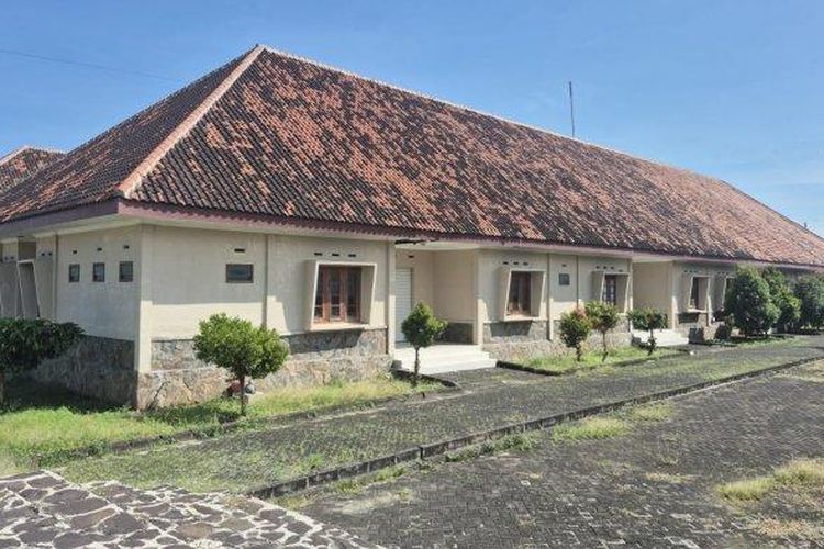 SEKOLAH RAKYAT - Gedung sementara Sekolah Rakyat di Ponorogo, Jalan Trunojoyo, Kelurahan Tambakbayan, Ponorogo, Jatim, Minggu (29/6/2025). 125 calon siswa Sekolah Rakyat (SR) di Ponorogo telah diumumkan. Namun calon gedung yang akan ditempati sekolah rakyat sementara yaitu di gedung sentra industri kecil menengah (IKM) belum ada tanda-tanda dilakukan renovasi.