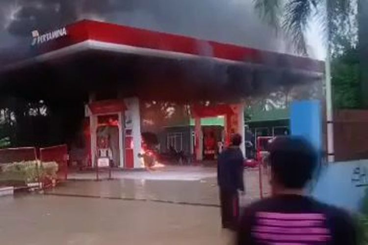 Kobaran api di SPBU Desa Kurau Bangka Tengah, diduga karena pengisian BBM berulang oleh pengendara sepeda motor, Kamis (9/6/2022).