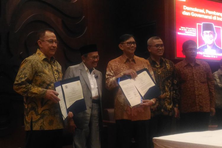 Presiden ke-3 RI, Bacharuddin Jusuf Habibie seusai orasi ilmiah di Balai Sidang Universitas Indonesia (UI), Depok, Jawa Barat, Selasa (25/6/2019). 