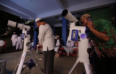 Petugas melihat posisi hilal (bulan) guna menetapkan 1 Ramadan.