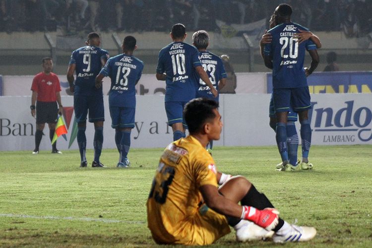 Para pemain Persib Bandung merayakan gol kedua ke gawang Persela Lamongan, saat kedua tim bertemu pada pekan pertama Liga 1 2020, di Stadion Si Jalak Harupat, Minggu (1/3/2020).