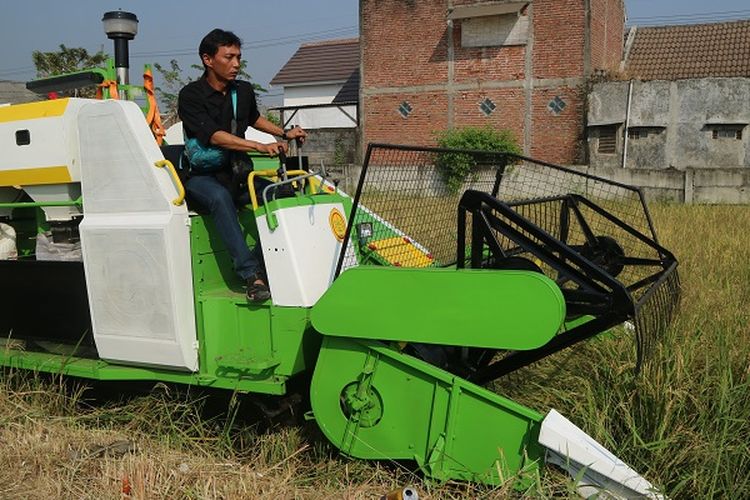 Penggunaan combine harvester