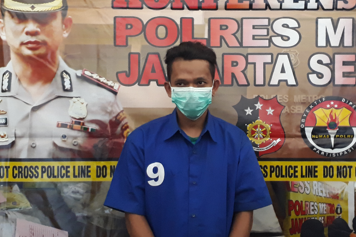 Pengamen bernama Adnan alias Agam (23) yang menusuk temannya sesama pengamen, Anggi (25), hingga tewas di Blok M, Jakarta Selatan, dipamerkan saat kasusnya dirilis di Mapolres Metro Jakarta Selatan, Selasa (22/5/2018).