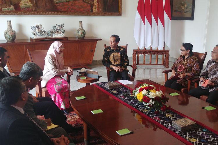 Presiden Joko Widodo menerima kunjungan kehormatan Deputi Perdana Menteri Malaysia, Dato Seri Wan Azizah Wan Ismail di Istana Kepresidenan Bogor, Jawa Barat, Selasa (9/10/2018) pagi.