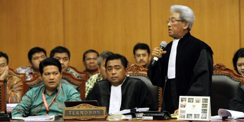 Tim kuasa hukum Komisi Pemilihan Umum (KPU), Adnan Buyung Nasution (kanan) menyampaikan keterangan saat sidang lanjutan di Gedung Mahkamah Konstitusi (MK), Jumat (8/8/2014). Agenda sidang kali ini adalah mendengarkan jawaban termohon, keterangan pihak terkait, dan Bawaslu terkait gugatan Pilpres 2014 oleh pasangan Prabowo-Hatta.