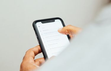 Ilustrasi cara cek kode negara nomor model iPhone.