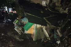 Pipa PDAM Pecah, Air Bah Hancurkan 2 Rumah Warga di Batununggal