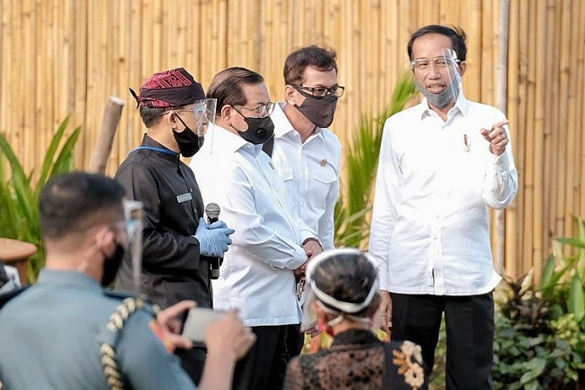 President Joko Widodo (Right) and other officials during a work visit to Banyuwangi, East Java on Thursday, June 25.