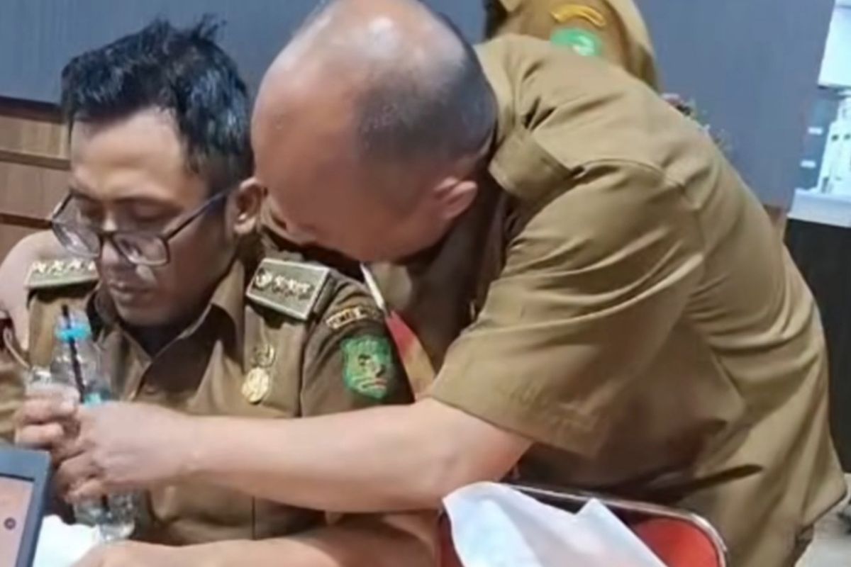 Video Camat Medan Barat, Hendra Syahputra, sesak napas saat diperiksa Inspektorat Medan beredar di media sosial.  