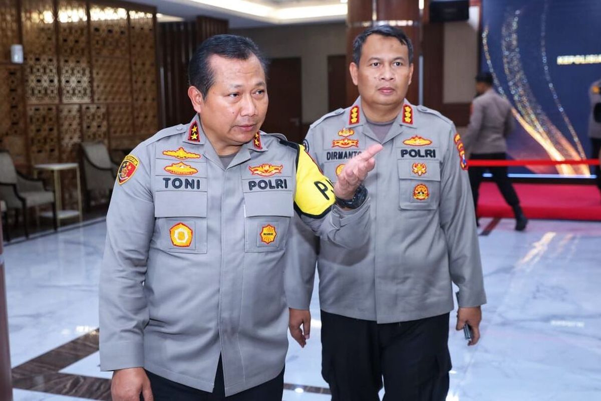 Kapolda Jatim Irjen Toni Hermanto (kiri)