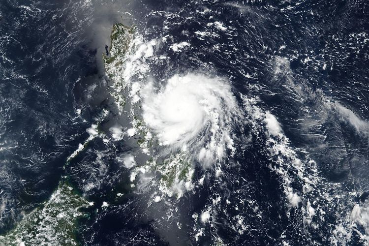 Kamis ini, 14 Mei 2020, gambar satelit yang dirilis oleh NASA menunjukkan Topan Vongfong menderu menuju Filipina timur.