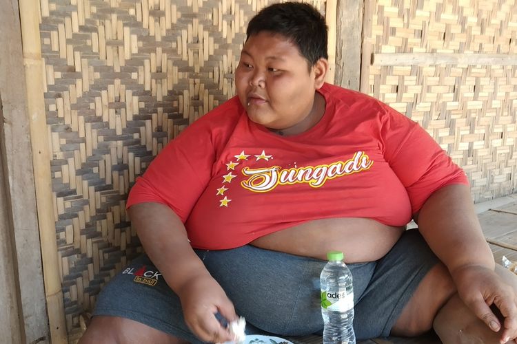 Sungadi (21), warga asal Dukuh Jurang, Desa Sono, Kecamatan Mondokan, Kabupaten Sragen, Jawa Tengah miliki bobot 140 kilogram, Sabtu (21/9/2019).