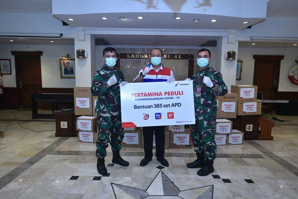 Penyerahan simbolus bantuan APD dari Pertamina di Rumah Sakit Gigi dan Mulut (RSGM) LADOKGI TNI Al RE Martadinata, Jakarta Pusat. 