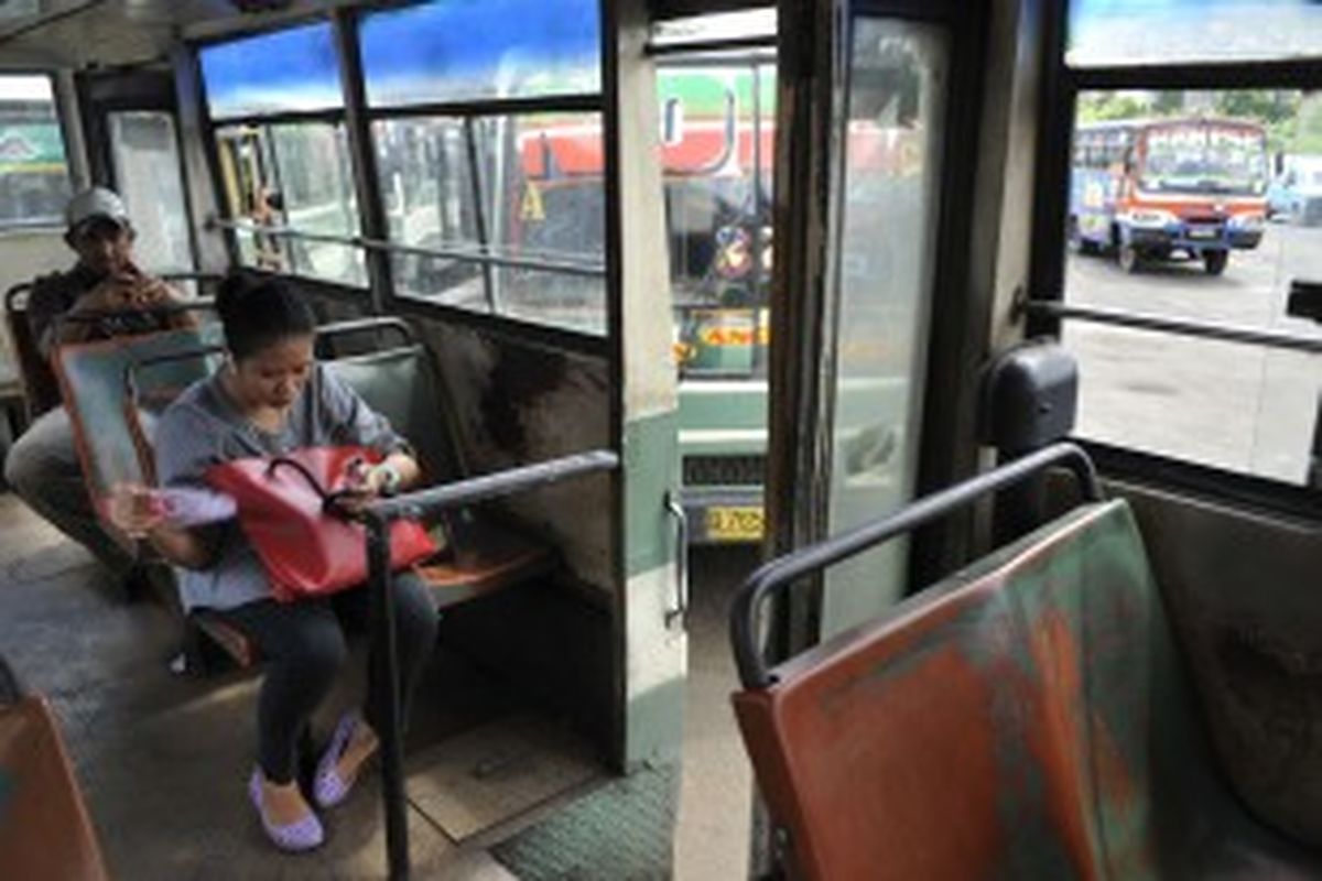 Penumpang bus di Terminal Senen, Jakarta, Rabu (28/3/2012). Pemerintah hanya akan menyetujui kenaikan tarif angkutan umum sebesar 20 persen sebagai kompensasi kenaikan harga bahan bakar minyak. Besaran kenaikan tersebut lebih rendah dari usulan Organda sebesar 35 persen.