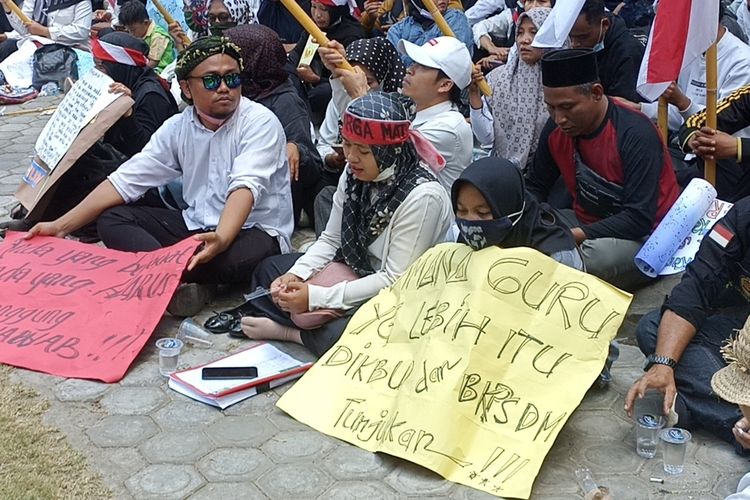 Suasana aksi demo ratusan guru honorer SD di Lombok Tengah, menuntut formasi guru P3K dibuka lebih banyak