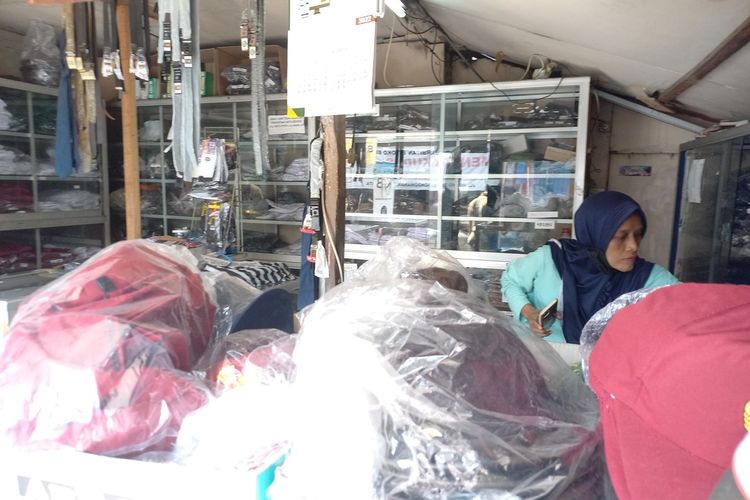 Mira saat mengecek stok seragam di tokonya di Jalan Ibu Ruswo, Kota Yogyakarta, Senin (11/7/2022)