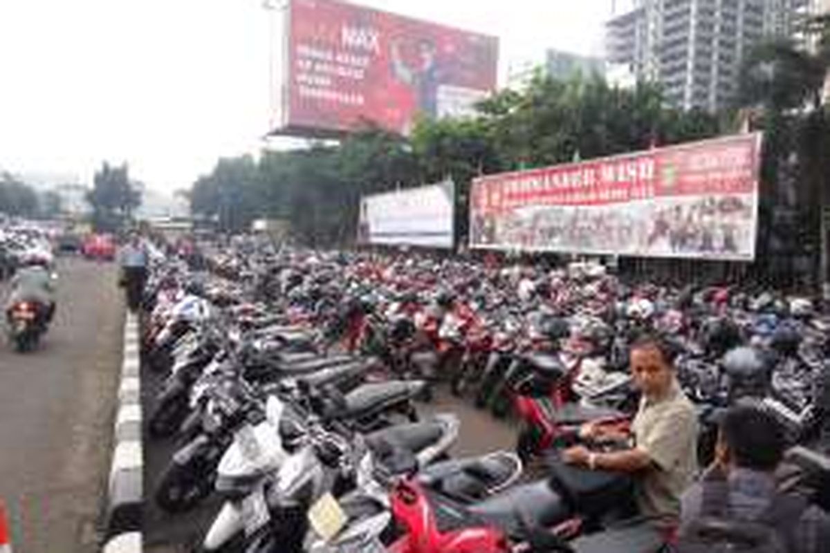 Kondisi lahan parkir di Mapolda Metro Jaya, Kamis (9/11/2016).