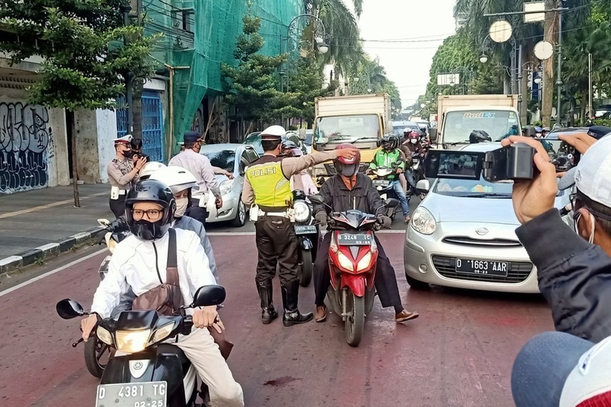 Dua ruas jalan yang kerap menjadi pusat keramaian di Kota Bandung yakni jalan Asia Afrika dan Jalan Ir H Juanda (Dago) menjadi pilot project pelaksanaan penyekatan kendaraan dengan sistem ganjil genap. (KOMPAS.COM/PUTRA PRIMA PERDANA)