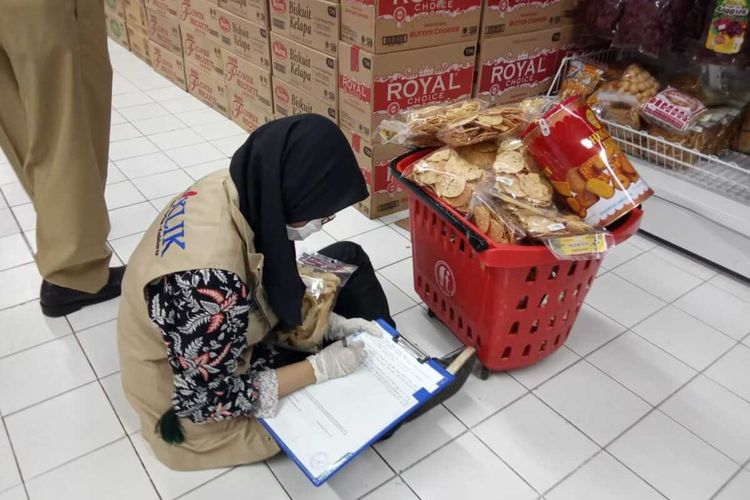 Petugas Kantor POM mengecek produk makanan di salah satu supermarket di Purwokerto, Kabupaten Banyumas, Jawa Tengah, Senin (27/4/2020).