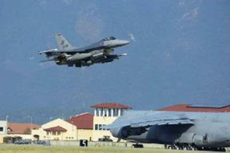 Sebuah jet tempur F-16 Fighting Falcon Angkatan Udara AS dari Pangkalan Udara Aviano, Italia, dikerahkan ke Pangkalan Udara Incirlik, Turki pada tanggal 9 Agustus 2015.