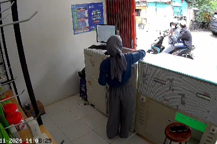 Aksi pencurian ponsel dan uang terjadi di konter di Pondok Aren, Tangerang Selatan, Senin (11/3/2024). 