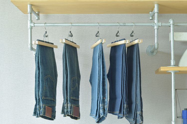 Ilustrasi menggantung celana jeans.