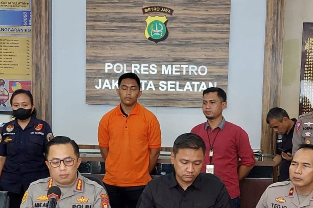 Mario Dandy Satriyo (mengenakan baju oranye), pelaku yang menganiaya pria berinisial D (17) di Kompleks Grand Permata, Pesanggrahan, Jakarta Selatan. Mario dihadirkan dalam konferensi pers di Mapolres Metro Jakarta Selatan, Rabu (22/2/2023).