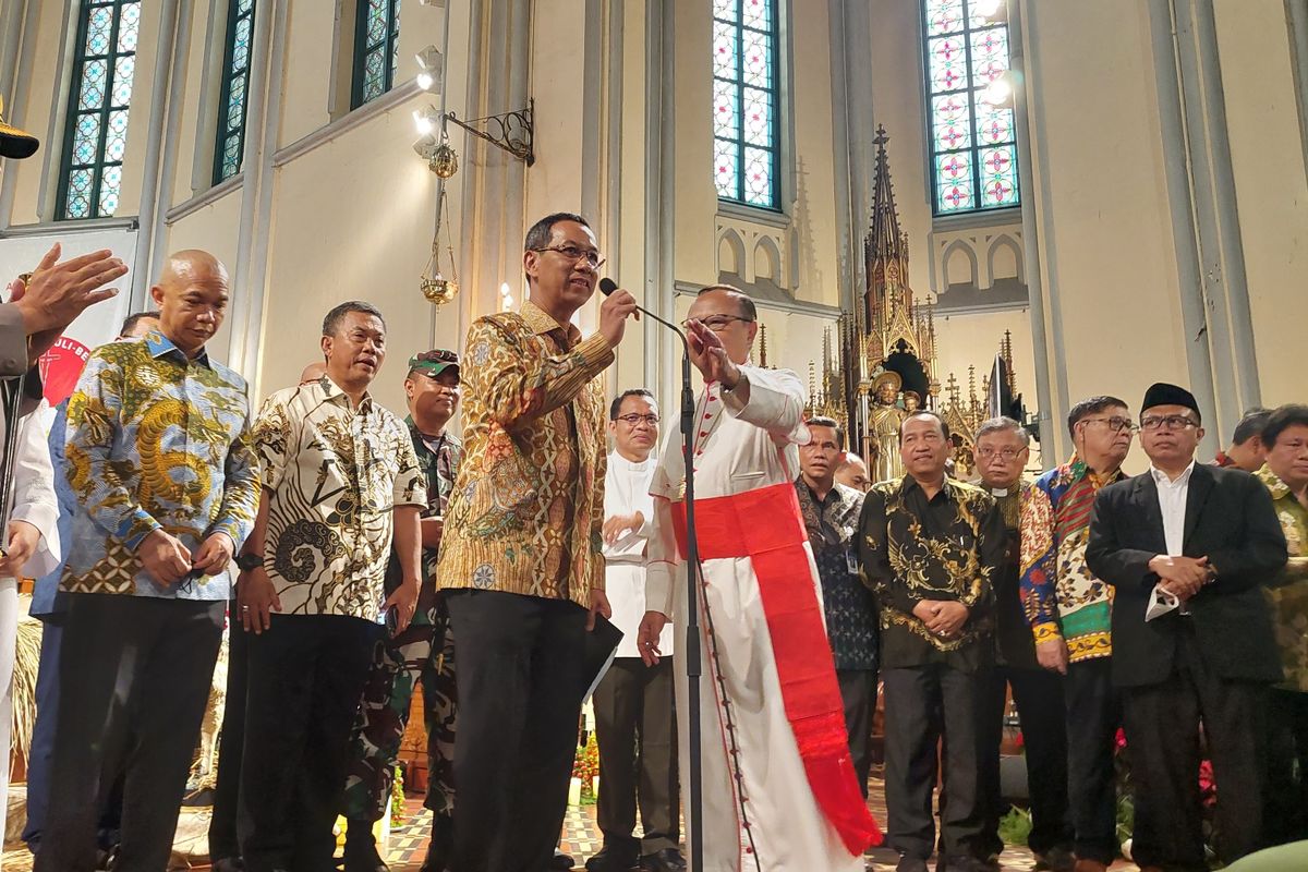 Penjabat Gubernur DKI Jakarta Heru Budi Hartono mengunjungi Gereja Katedral Jakarta, pada Sabtu (24/12/2022) sore. Kunjungan itu dalam rangka pemantauan persiapan misa Natal.