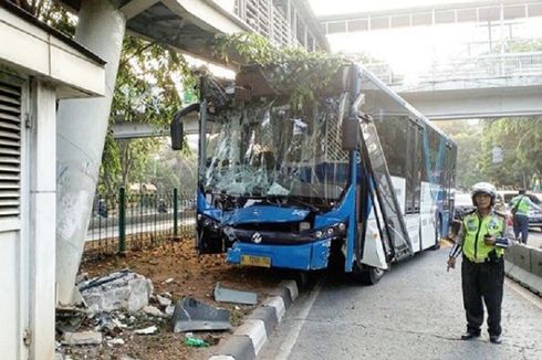 Hindari Penyapu Jalan, Bus Transjakarta Tabrak Tiang JPO di Kyai Tapa