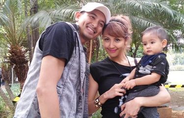 Ryan Delon dan Sharena Gunawan diabadikan bersama putra mereka, Ryshaka Dharma, di Jakarta, Sabtu (31/10/2015).