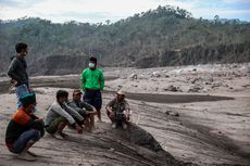Cerita Hari, Mengais Abu Vulkanik Erupsi Gunung Semeru demi Temukan Uang Rp 50 Juta Miliknya