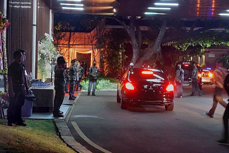 Presiden Joko Widodo ketika menghadiri resepsi pernikahan Mutiara Baswedan-Ali Alhuraby, yang digelar di Hall Candi Bentar, Putri Duyung Resort, Ancol, Jumat (29/7/2022) malam.