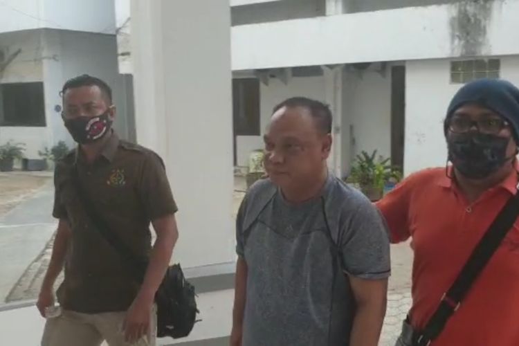 Joko Susilo saat dijemput Tim Buron Kejaksaan Tinggi Jambi dan tiba di Kejaksaan Tinggi Jambi pada Selasa (1/9/2020).