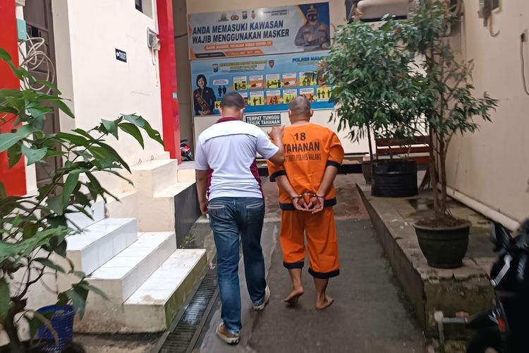 Pelaku penyekapan, YD (49) saat digelandang ke ruang tahanan Mapolres Malang.