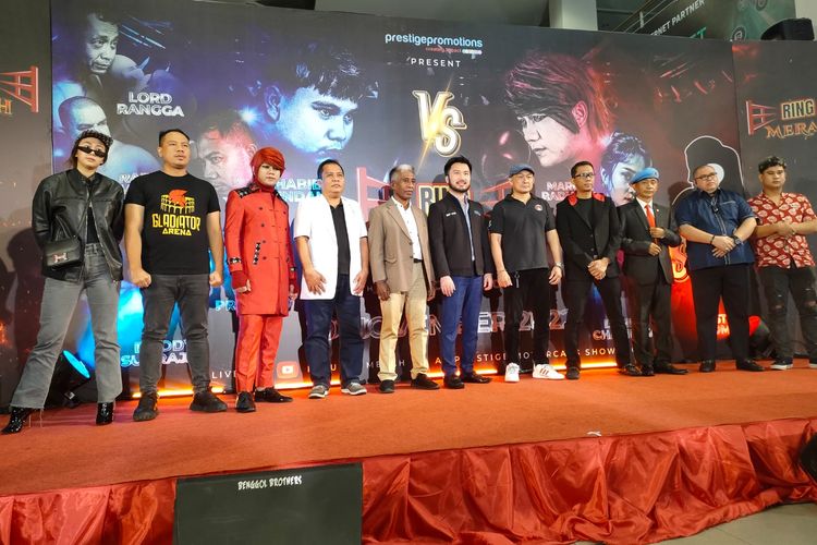 Promotor dan para petarung dalam ajang Ring Merah: Gladiator Boxing Show saat menghadiri konferensi pers di Prestige Mobil, Pluit, Jakarta Utara, Rabu (19/10/2022).