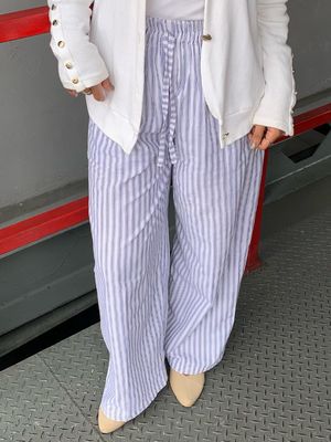 Motif garis selalu jadi andalan. Ini 6 rekomendasi celana stripe brand lokal yang nyaman, stylish, dan cocok dipakai harian hingga ke kantor.