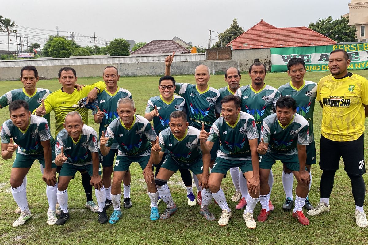 Cak Imin (tengah) saat kampanye dengan bermain bola di Sidoarjo, Selasa (28/11/2023)