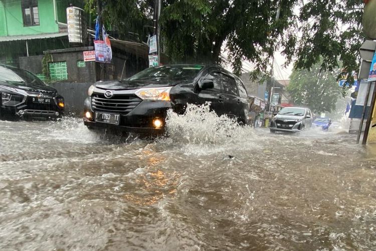 Kendaraan memaksa melintas genangan banjir di Jalan Daeng Muhammad Ardiwinata, Kota Cimahi, Jawa Barat, Rabu (27/12/2023).