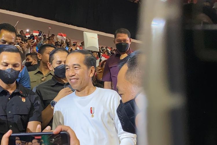 Presiden Joko Widodo saat menyapa dan diajak selfie para relawan dalam acara puncak Musyawarah Rakyat (Musra) di Istora Senayan, Jakarta Pusat, Minggu (14/5/2023).