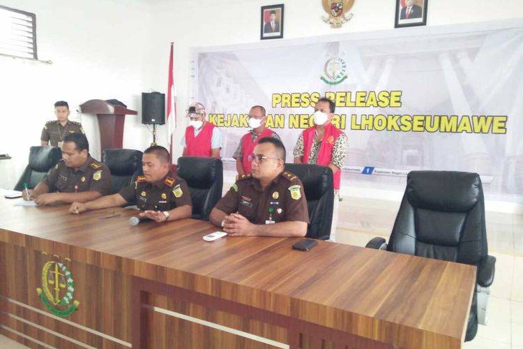 Penyidik Kejaksaan Negeri Lhokseumawe menetapkan tiga tersangka kasus dugaan tindak pidana korupsi proyek Pasar Rakyat Ujong Blang bersumber dari APBN Tahun Anggaran 2018, Rabu (19/10/2022)