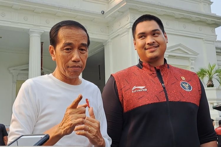 Presiden Joko Widodo didampingi Menteri Pemuda dan Olahraga Dito Ariotedjo memberikan keterangan pers di halaman Istana Merdeka, Jakarta, Senin (5/6/2023). Terbaru, Menpora menyatakan menyesal ANOC World Beach Games (AWBG) 2023 batal diselenggarakan di Bali, Indonesia.