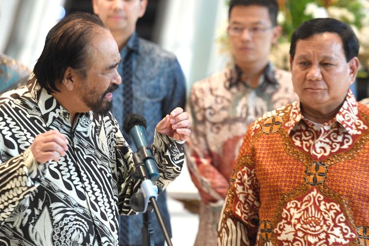Ketua Umum Partai Nasdem Surya Paloh (kiri) bersama Ketua Umum Partai Gerindra Prabowo Subianto (kanan) memberikan keterangan pers usai menggelar pertemuan di DPP Partai Nasdem, Jakarta, Rabu (1/6/2022). Pertemuan yang berlangsung hampir lima jam tersebut salah satunya membahas mengenai kemajuan bangsa dan negara. ANTARA FOTO/Hafidz Mubarak A/nz