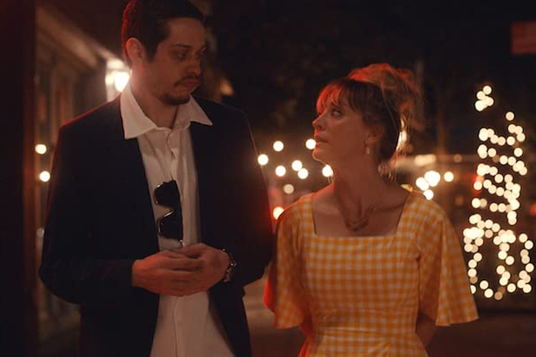 Kaley Cuoco and Pete Davidson in Meet Cute (2022)