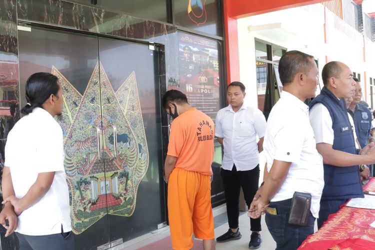 Polisi lakukan ungkap kasus oknum guru ngaji yang diduga lakukan pencabulan terhadap santrinya, di Mapolres Blora, Jawa Tengah, Rabu (27/9/2023)