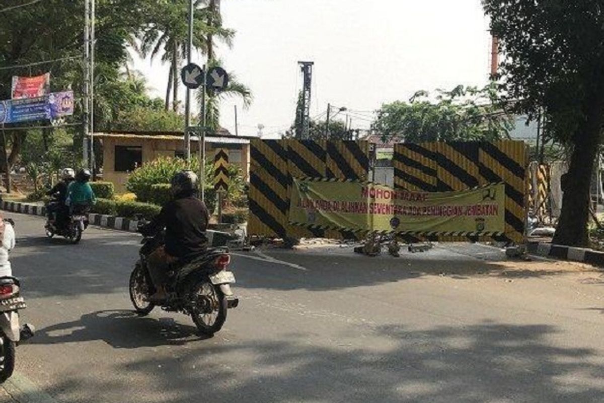 Penutupan jalan akibat peninggian jembatan di Jalan Taman Makan Pahlawan, Kota Tangerang, Jumat (11/10/2019). 